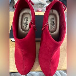 Coach and Four heels - red. 8.5